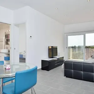 Cosy Well Situed With Sea View Apartment